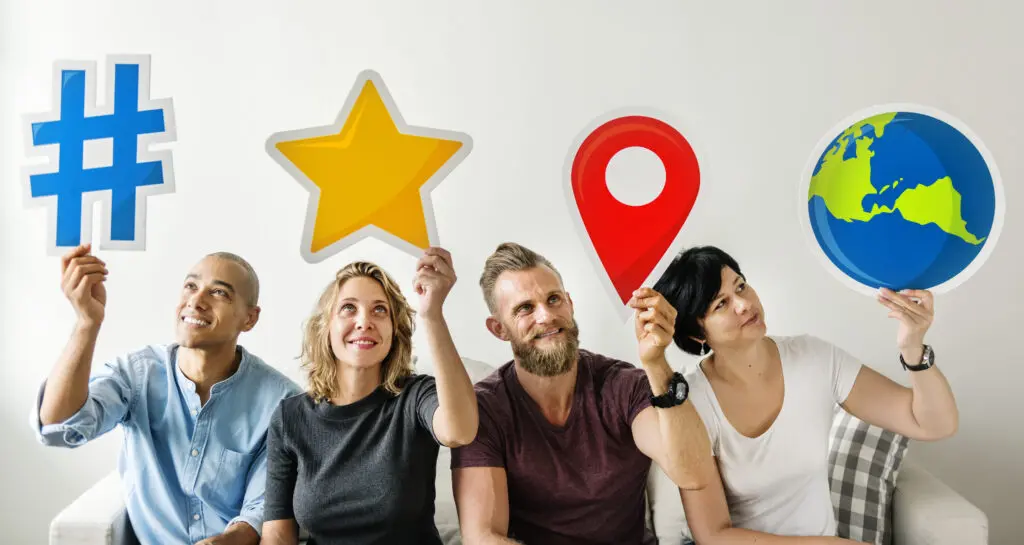 Persone che mostrano icone di recensioni e social media
