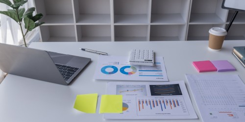 Scrivania di un libero professionista con laptop e report